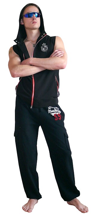 жилет-безрукавка с капюшоном и спортивные мужские брюки