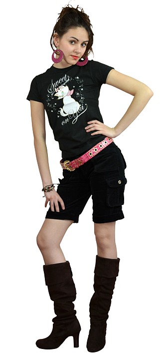 женская футболка с диснеевским рисунком и бархатные шорты